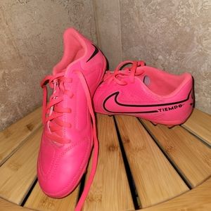 Nike Tiempo soccer cleats Girls womens size 6Y